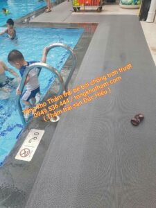 Thảm chống trơn bể bơi